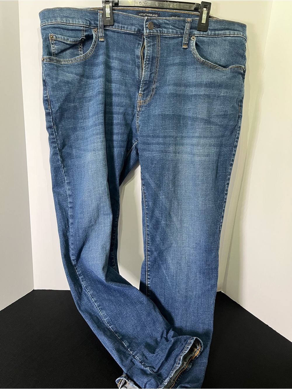 Lucky Brand Men's 410 Athletic Straight Jeans in Medium Blue Wash